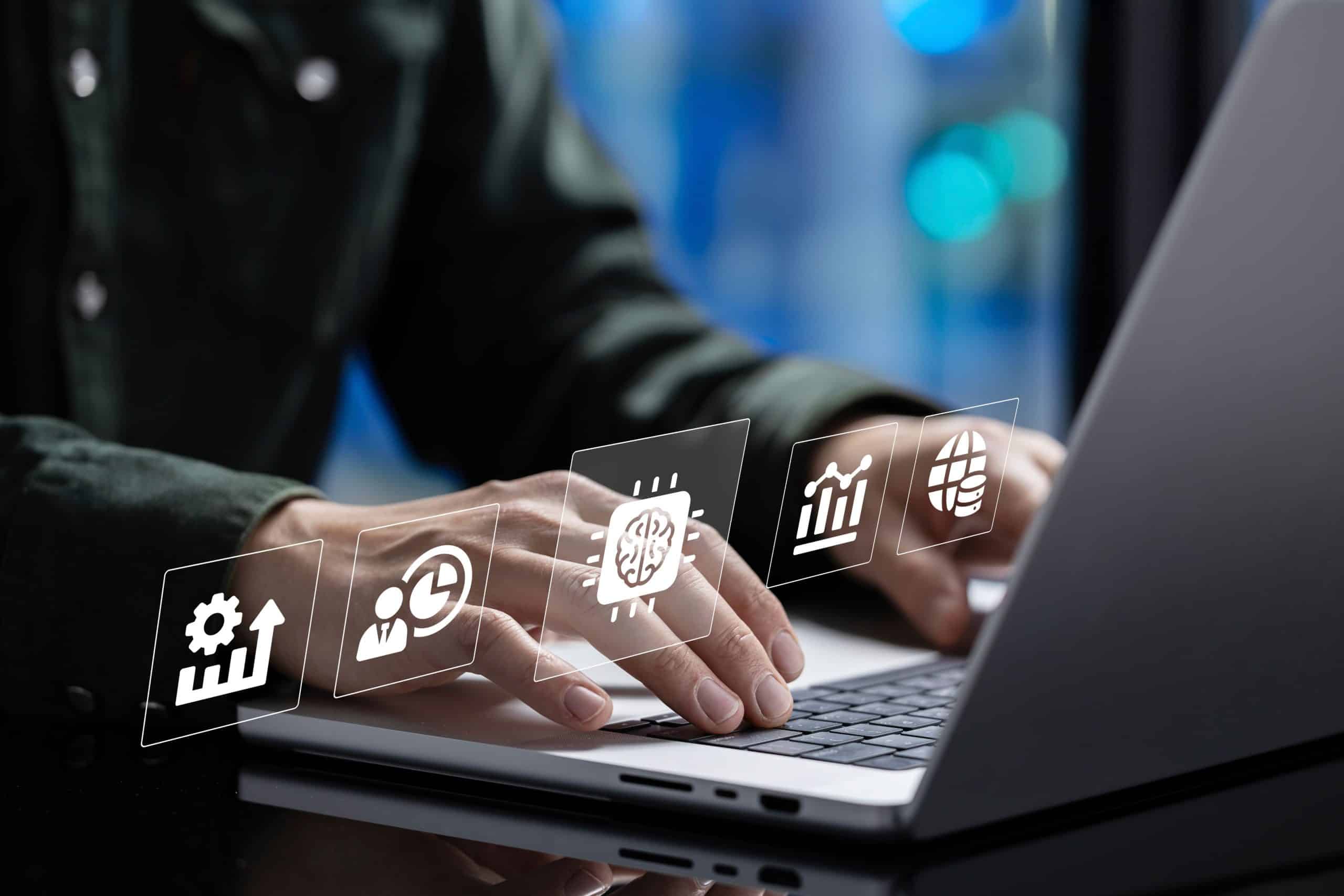 Eine Person tippt auf einer Laptop-Tastatur mit digitalen Symbolen, die über den Tasten schweben, darunter ein Zahnrad, Menschen, ein Gehirn, ein Balkendiagramm und ein Globus, die Technologie und Datenanalyse symbolisieren.